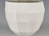 un vase blanc posé sur une table