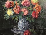 tableau représentant un vase de fleurs posé sur une table, avec un chat