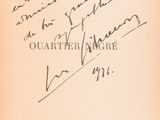 une vieille photo en noir et blanc représentant une lettre manuscrite sur une feuille de papier