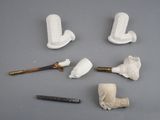 une petite collection d'objets comprenant notamment un chapeau, une canne et d'autres objets
