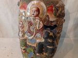 un vase avec l'image d'un homme et d'une femme dessus