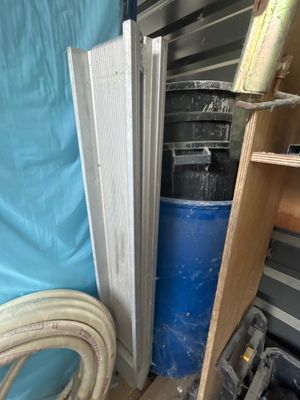 une poubelle bleue posée à côté d'une pile de poubelles