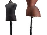 trois mannequins et un trépied posés sur un fond blanc