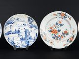 quatre assiettes bleues et blanches ornées de fleurs et d'oiseaux