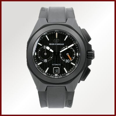 La montre est noire et possède un cadran noir.