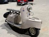 un scooter garé dans un parking