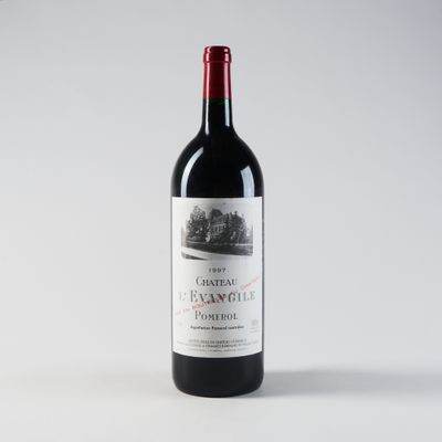 une bouteille de vin rouge posée sur une table blanche