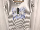 un t-shirt rayé blanc et noir sur lequel est inscrit le mot « love »