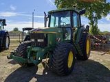 deux tracteurs garés l'un à côté de l'autre dans un champ