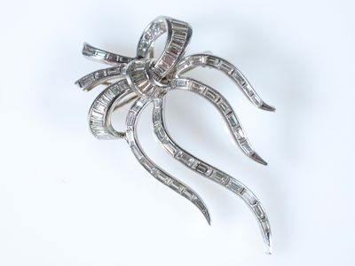une image représentant une broche en forme d'araignée en diamant sur fond blanc