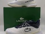 une paire de chaussures de tennis Lacoste dans une boîte