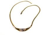 gros plan d'un collier sur une surface blanche