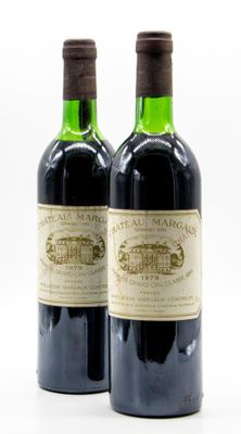deux bouteilles de vin posées l'une à côté de l'autre sur une table