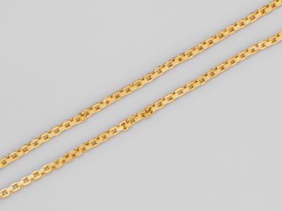 un collier à chaîne en or avec un pendentif en forme de cœur