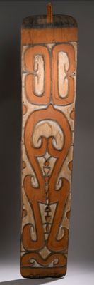 un vase marron décoré d'un motif, posé sur une table