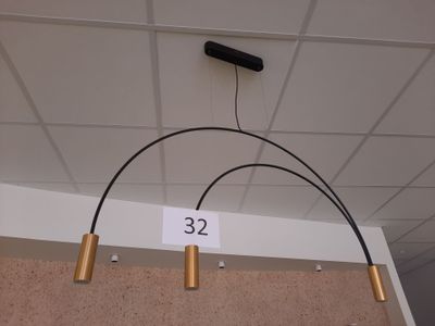 une lampe suspendue au plafond sur laquelle figure un numéro