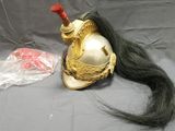 un casque sur lequel repose une longue mèche de cheveux noirs, posé sur une table