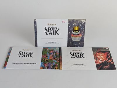 trois livres posés sur une table