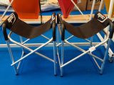deux chaises pliantes posées sur un sol bleu