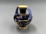 un vase bleu et jaune orné d'un dragon