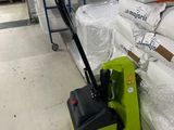 un cariste assis à côté d'une pile de matelas dans un entrepôt