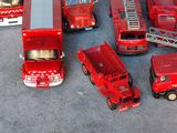 beaucoup de camions de pompiers miniatures posés par terre
