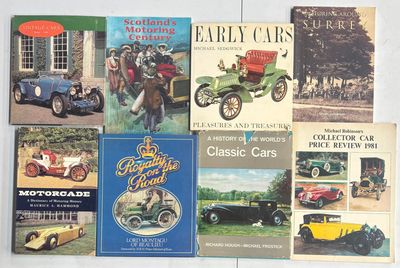 de nombreux livres posés sur la table, illustrés de photos de voitures anciennes