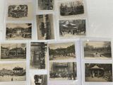 de nombreuses vieilles photos en noir et blanc accrochées au mur