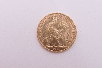 gros plan d'une pièce d'or sur une surface blanche