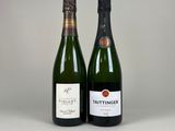 deux bouteilles de vin posées l'une à côté de l'autre sur une table