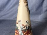 un vase sur lequel figure une photo de personnes