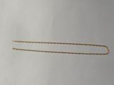 un collier en or auquel est attachée une chaîne