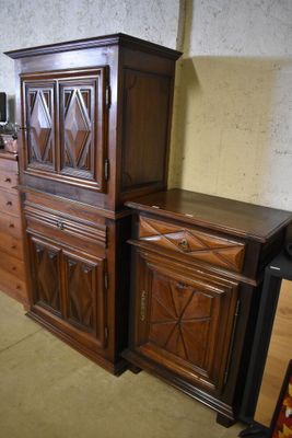 deux meubles en bois et un meuble TV dans une pièce