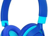un casque aux couleurs bleu et vert