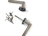 une paire de vis et une clé à molette sur une surface blanche