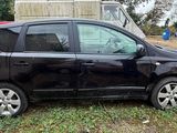 une photo d'une voiture endommagée, garée dans l'herbe
