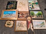 de nombreux tableaux et des peintures posées à même le sol de cette pièce