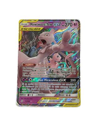 un gros plan d'une carte Pokémon sur fond blanc