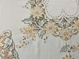 nappe brodée avec un motif floral et un oiseau