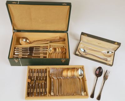 une boîte remplie d'argenterie et de cuillères posée sur une table