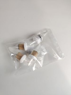 trois bouteilles d'eau posées dans un sac sur une table