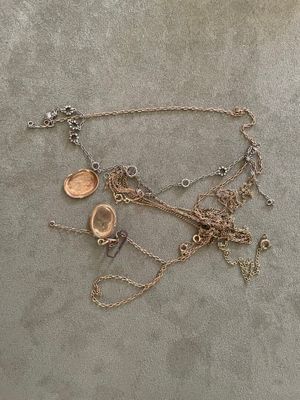un collier orné de plusieurs breloques différentes