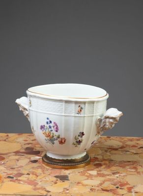 un bol blanc posé sur une table en marbre