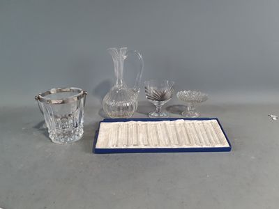 un grand nombre d'objets en verre posés sur une table