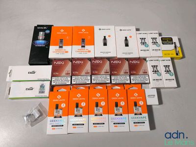 beaucoup de cigarettes et d'appareils électroniques sur la table
