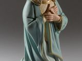figurine d'une femme tenant un bébé dans ses bras