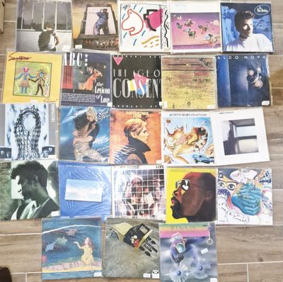 une grande collection de CD éparpillés sur le sol du salon