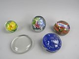 quatre billes de verre sont posées sur une surface blanche