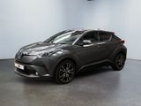 un SUV Toyota C-HR gris garé dans un showroom