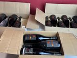 deux cartons contenant des bouteilles de vin posés sur une table